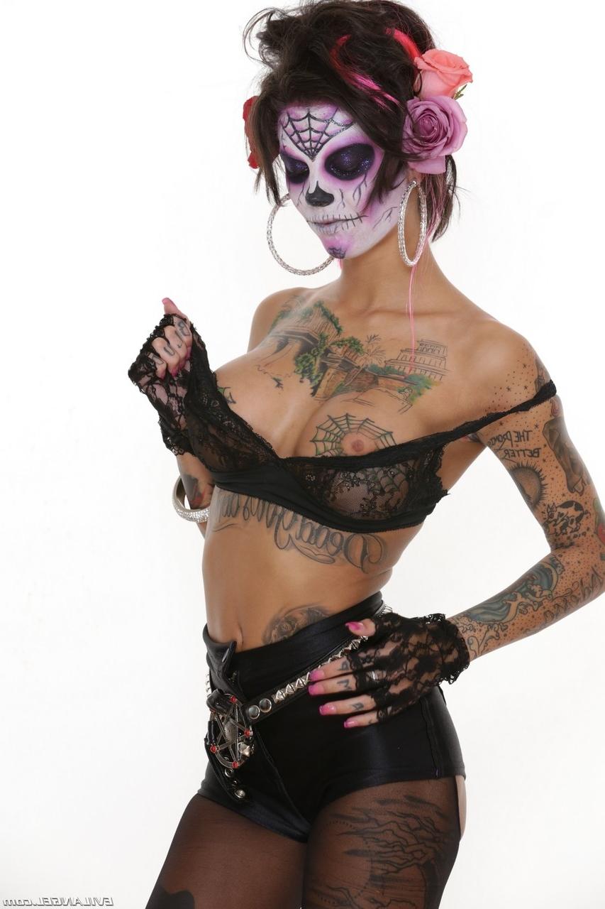 20P La tatouée Bonnie Rotten enlève sa tenue noire et révèle de faux seins.