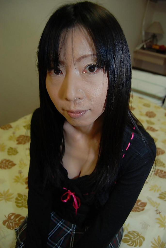 16P 毛むくじゃらのクーターが服を脱いで足を広げる巨乳日本人熟女