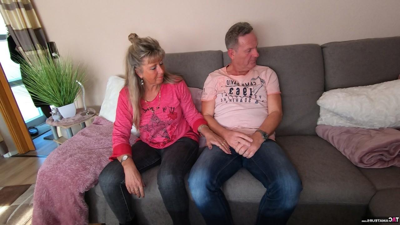 16P Mulheres maduras Petra Wegat e Sweet Susi fazem sexo oral e punheta juntas