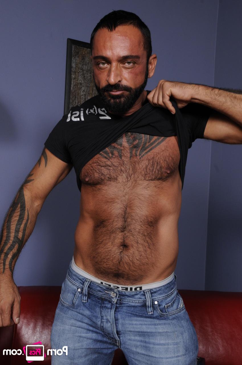 20P Os faz-tudo gays Lance Kincaid e Tom Colt exibem seus grandes músculos