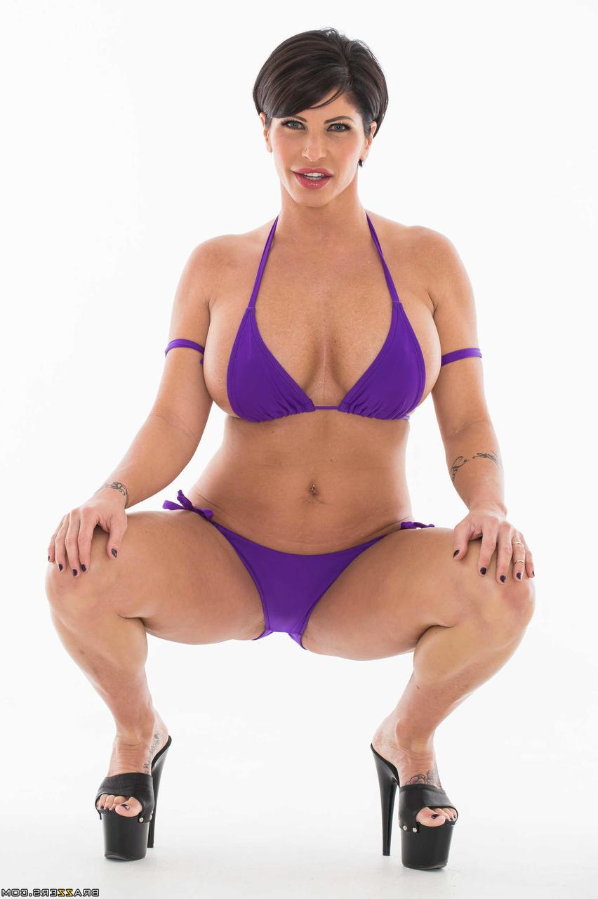 20P Die spektakuläre MILF Shay Fox zieht ihren lila Bikini aus und posiert in High Heels