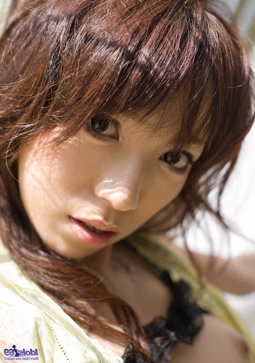 16P A linda adolescente japonesa Kanako Tsuchiya revela seus peitos grandes e arbustos também
