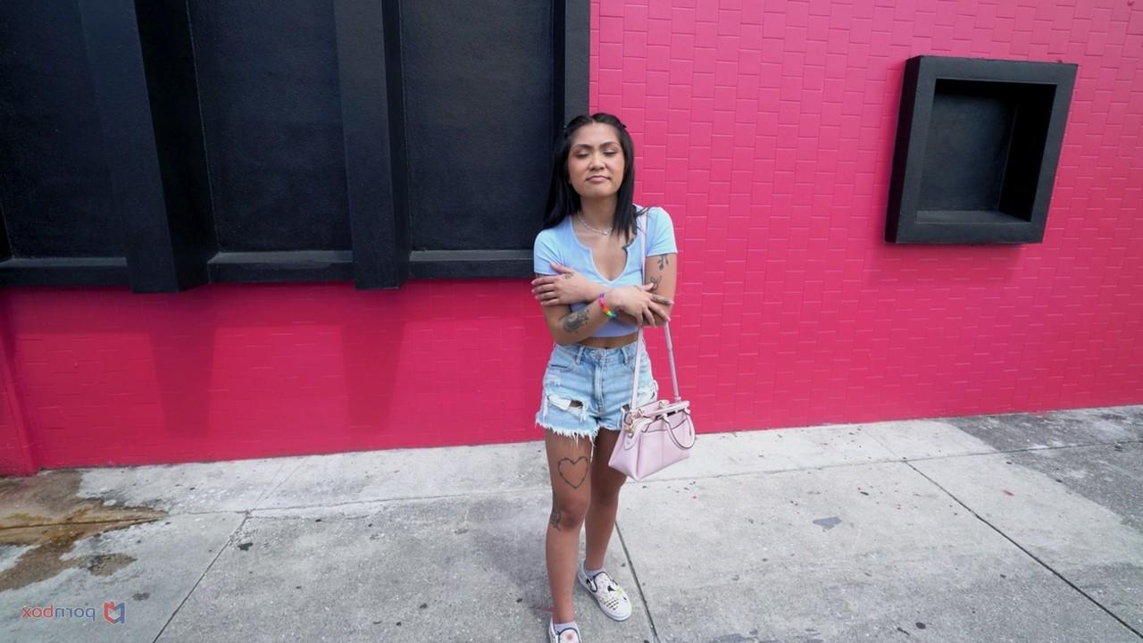20P Petite Asian MILF Jade Sin leva uma surra intensa em uma van