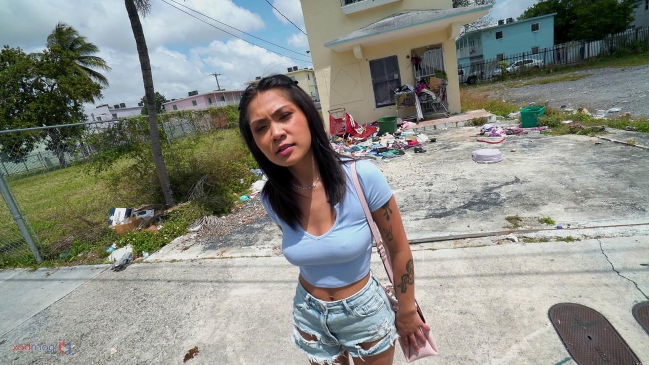 20P Petite Asian MILF Jade Sin leva uma surra intensa em uma van