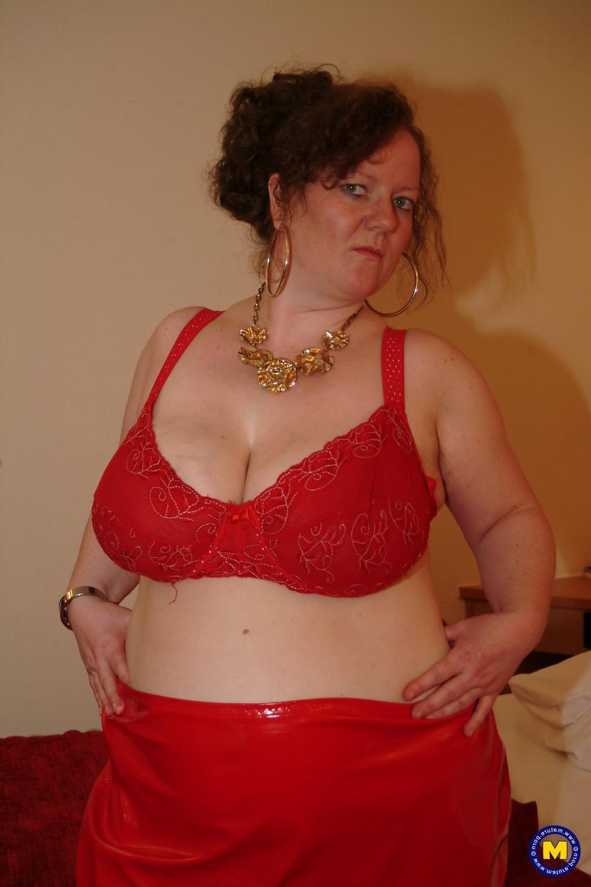 20P A dona de casa peituda Jasmina mostra seu corpo gordo e se masturba com um brinquedo