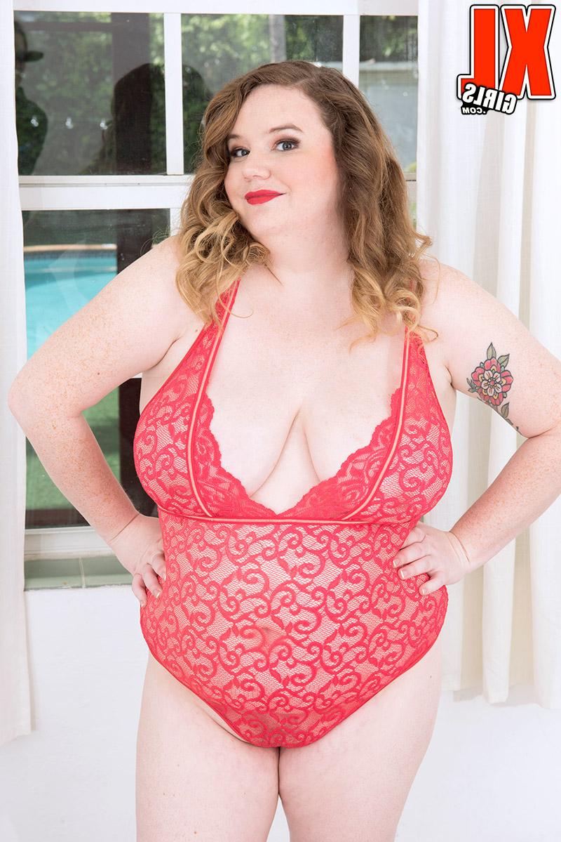 17P Lusty adolescente BBW Cosmia tira sua lingerie e fica suja