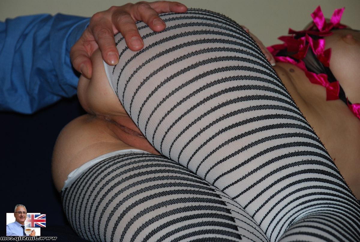 18P Une nana caucasienne avec de beaux seins frappe un vieil homme dans un tuyau sans entrejambe