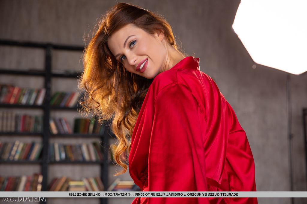 18P Das schöne junge Mädchen Scarlett Queen zieht ihr rotes Gewand aus, um nackt zu modeln