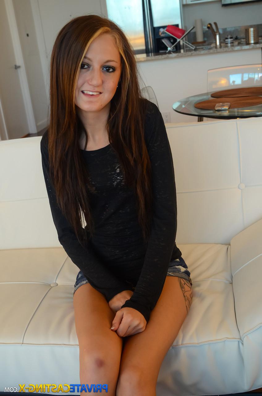 20P Petite adolescente Kendra Cole leva os dedos à vagina e bate forte