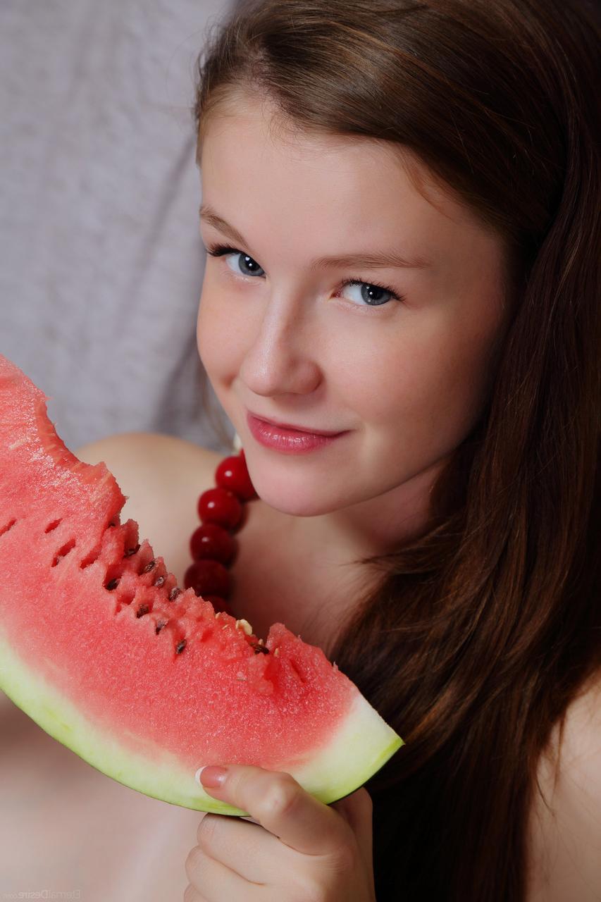 20P Die schöne ukrainische Teenagerin Emily Bloom zeigt ihre leckere rosa Muschi aus nächster Nähe