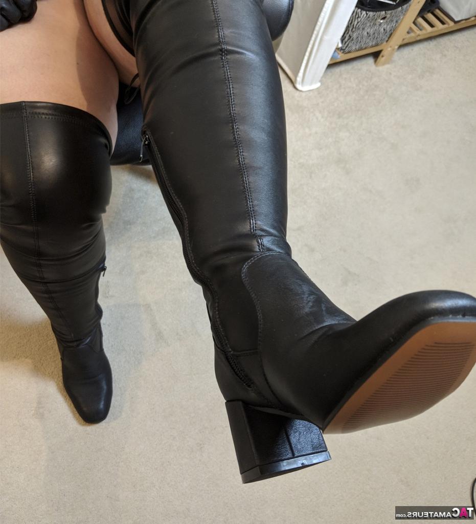 19P A ruiva mais velha, Sra. Leather, bate em sua vulva careca com um chicote em traje de látex