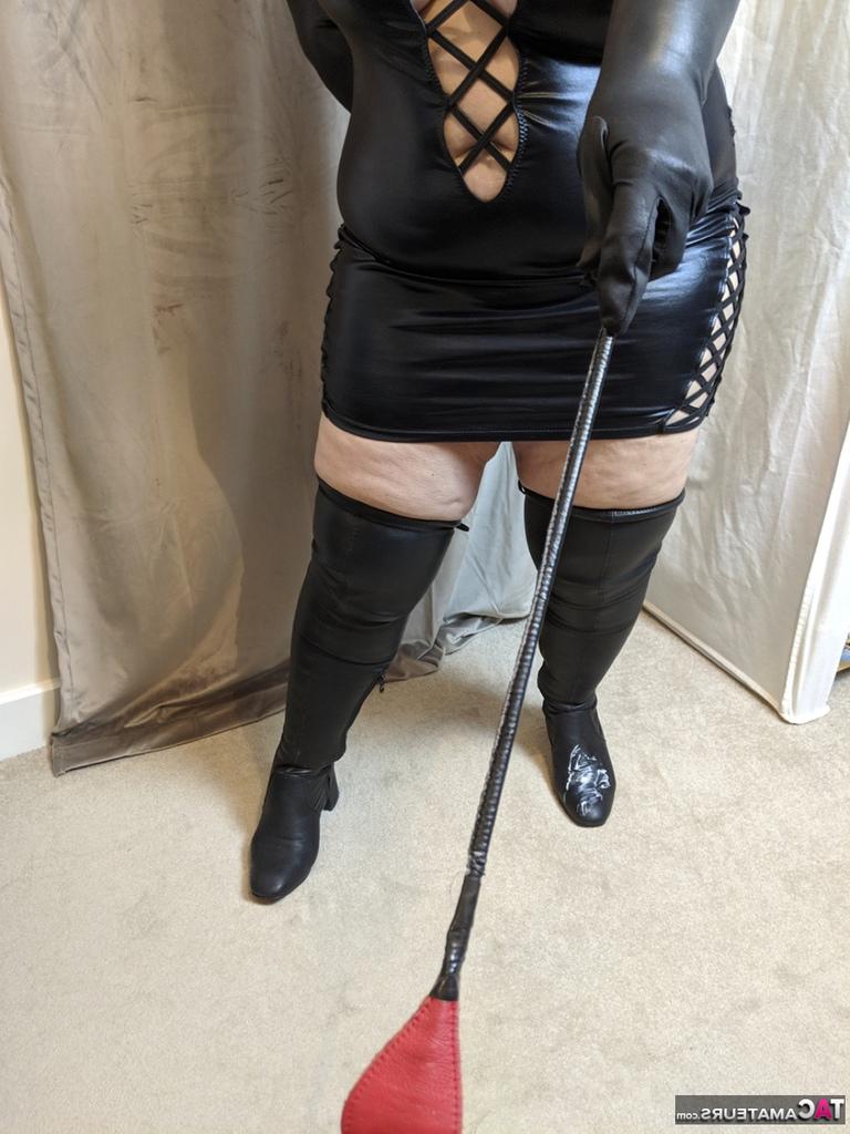 19P A ruiva mais velha, Sra. Leather, bate em sua vulva careca com um chicote em traje de látex
