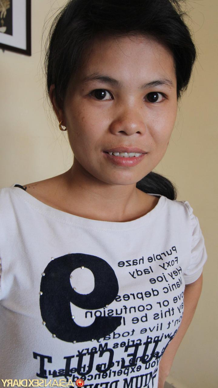 15P A pequena garota cambojana Nap se despe antes de fazer sexo com um estrangeiro