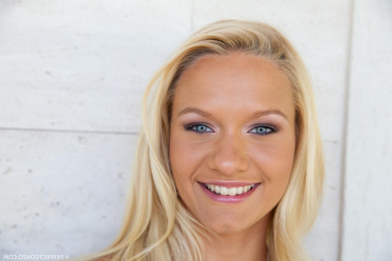 16P Adolescente loira com olhos marcantes, Honey Sweet revela sua bunda gostosa antes de dildoing