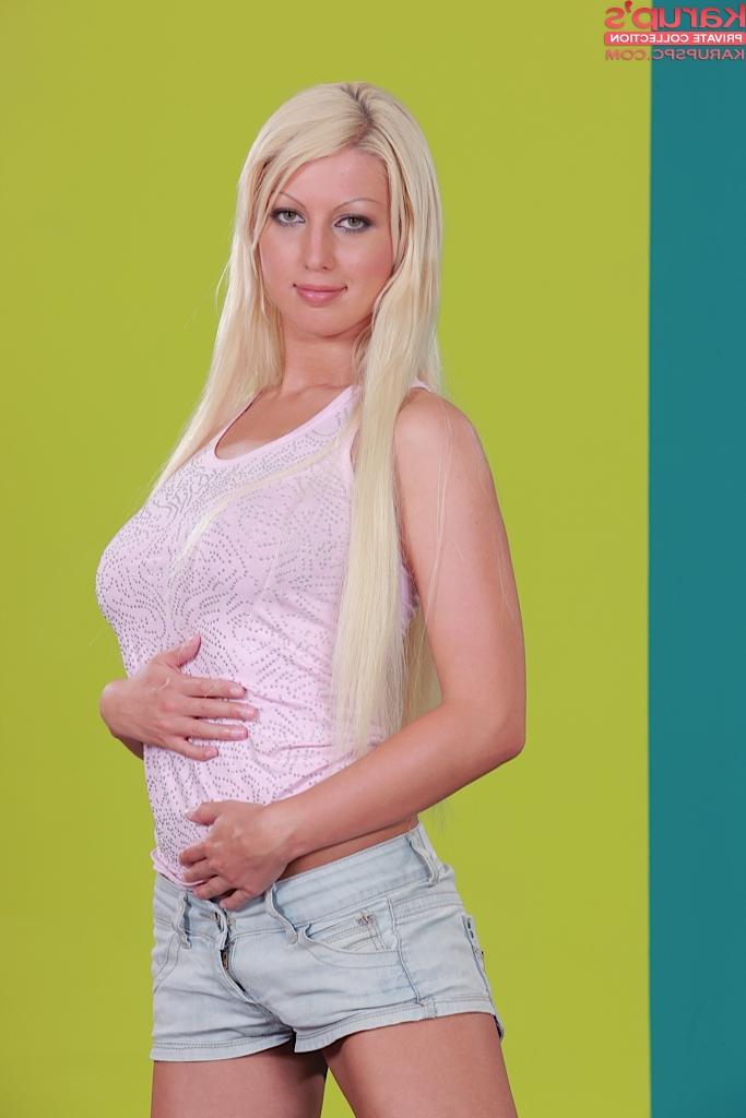 16P Adolescente com peitos grandes Pamela Mesa é uma modelo amadora sexy e hardcore