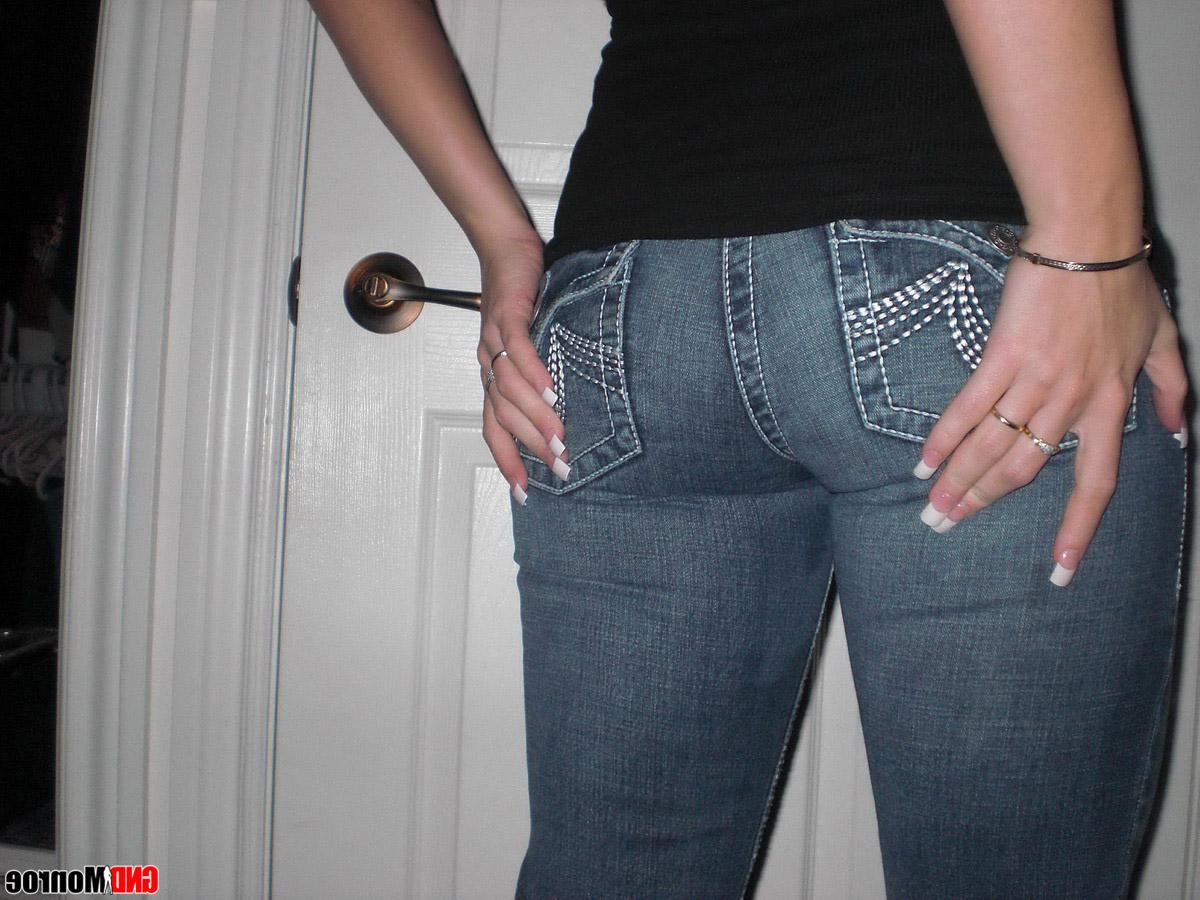 12P Garota amadora revela sua bela bunda e buceta enquanto tira fotos
