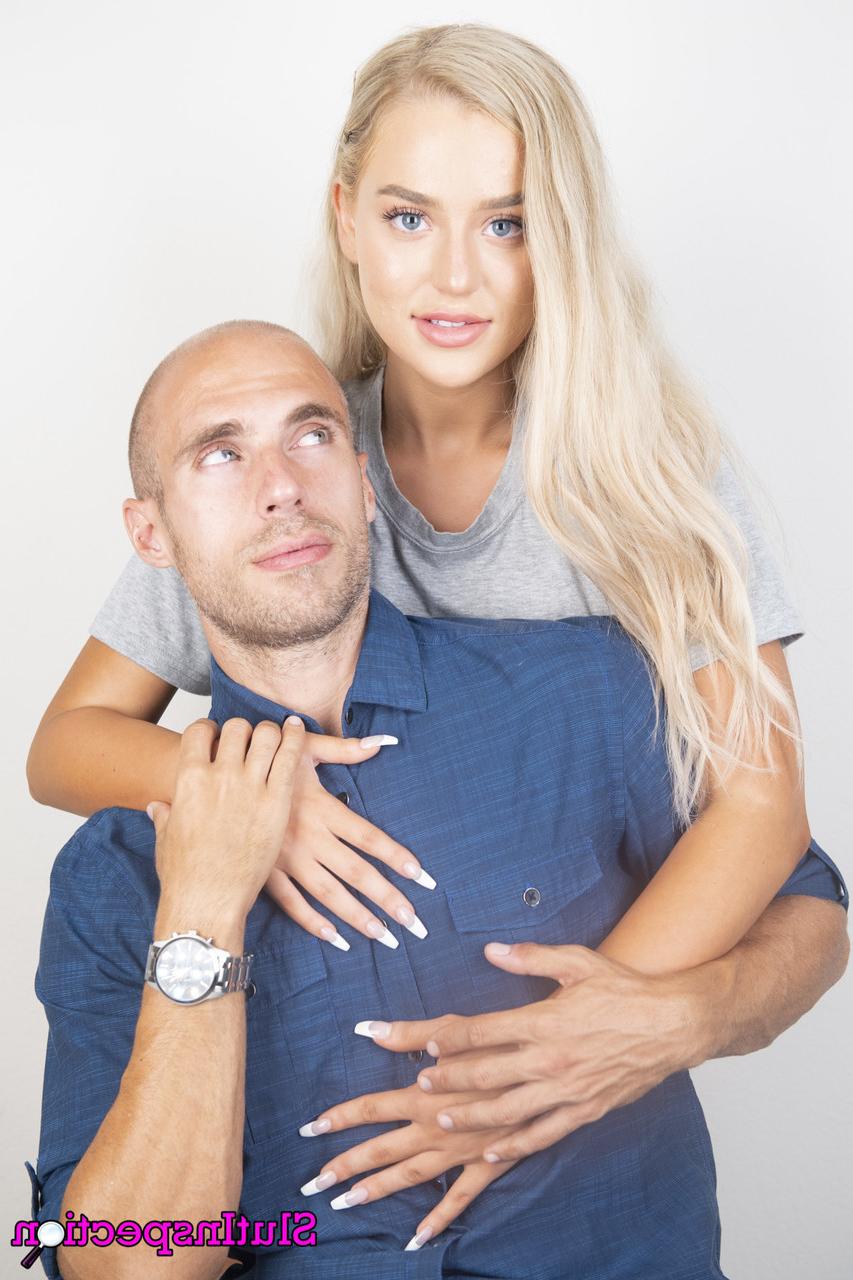 15P Blonder Pornostar mit großen Titten zeigt ihren heißen Arsch und posiert mit einem Glatzkopf