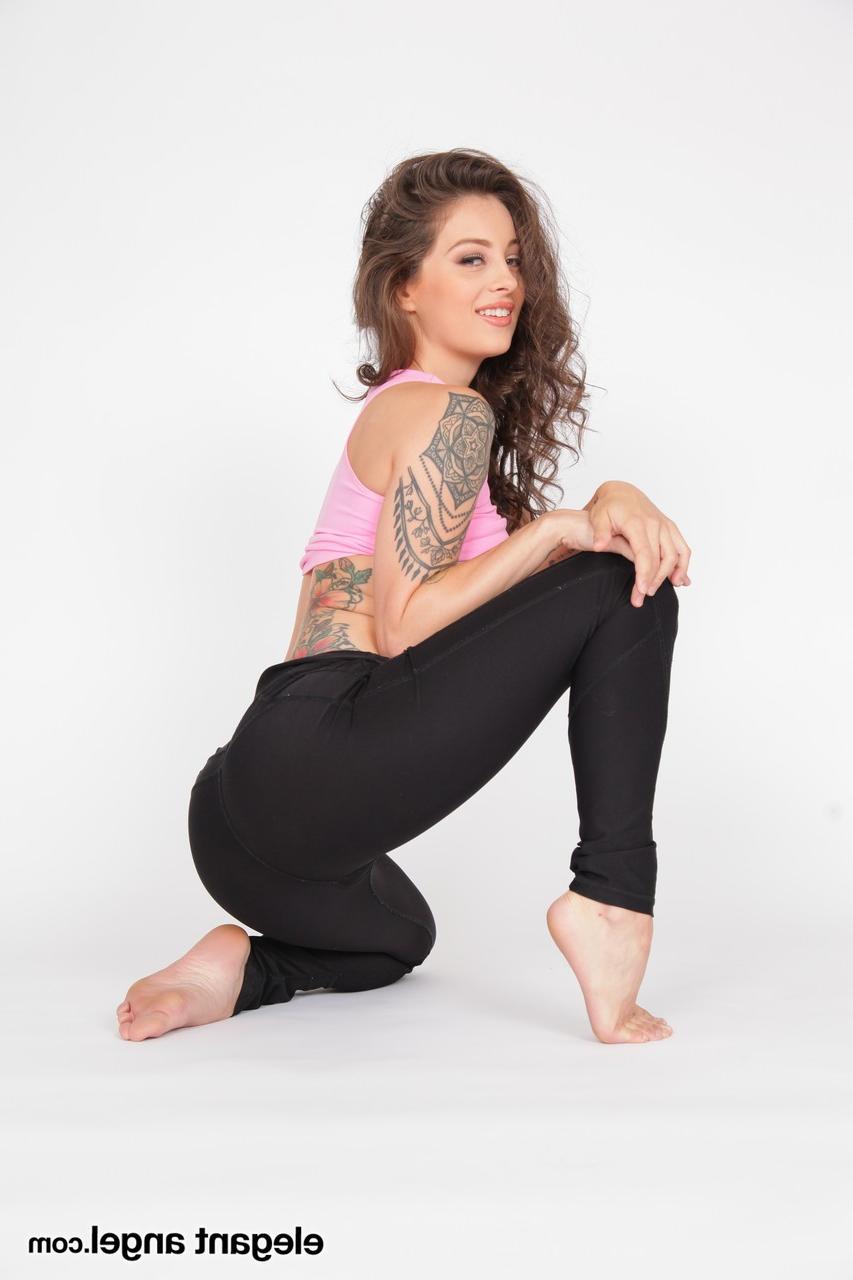 20P La sexy Charly Summer muestra su gran culo en pantalones de yoga y monta una gran polla