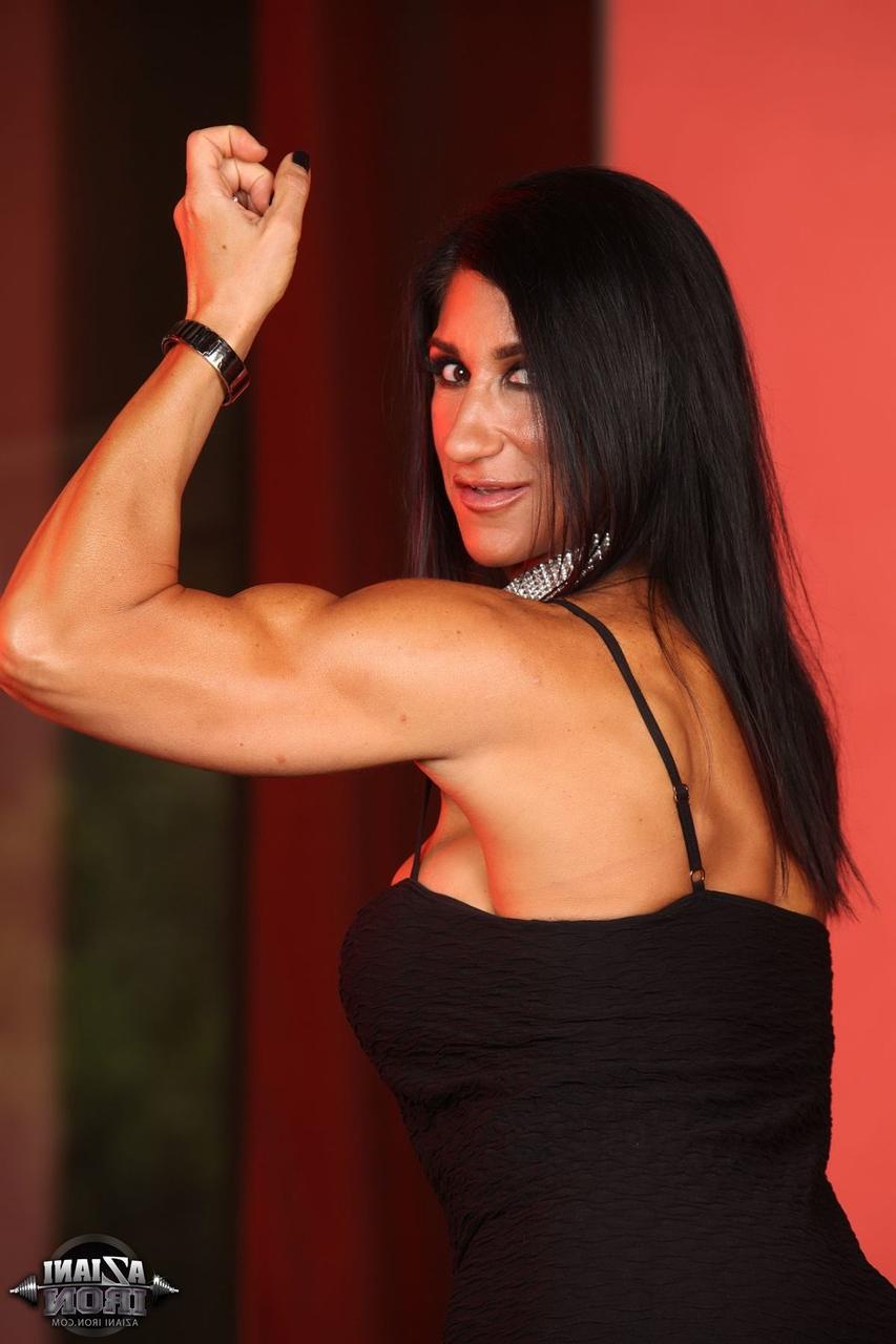 20P La bodybuildeuse Elisa Ann affiche ses muscles et ses grosses lèvres de chatte.