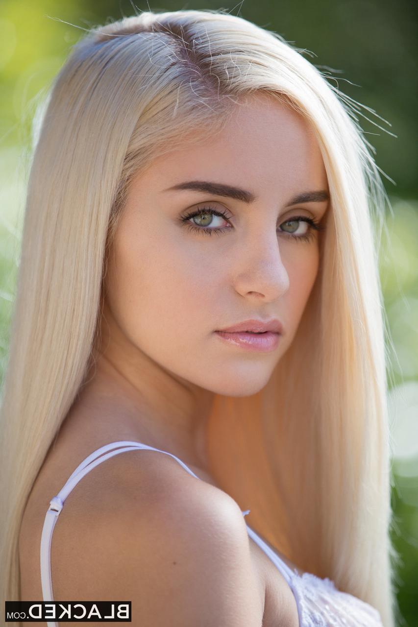 20P Die in Dessous gekleidete Teenagerin Naomi Woods lutscht und bumst zwei BBCs in einem IR-Dreier