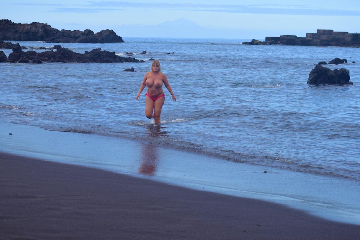 16P Une grosse mature se met nue sur une plage volcanique et dans une rue de la ville également