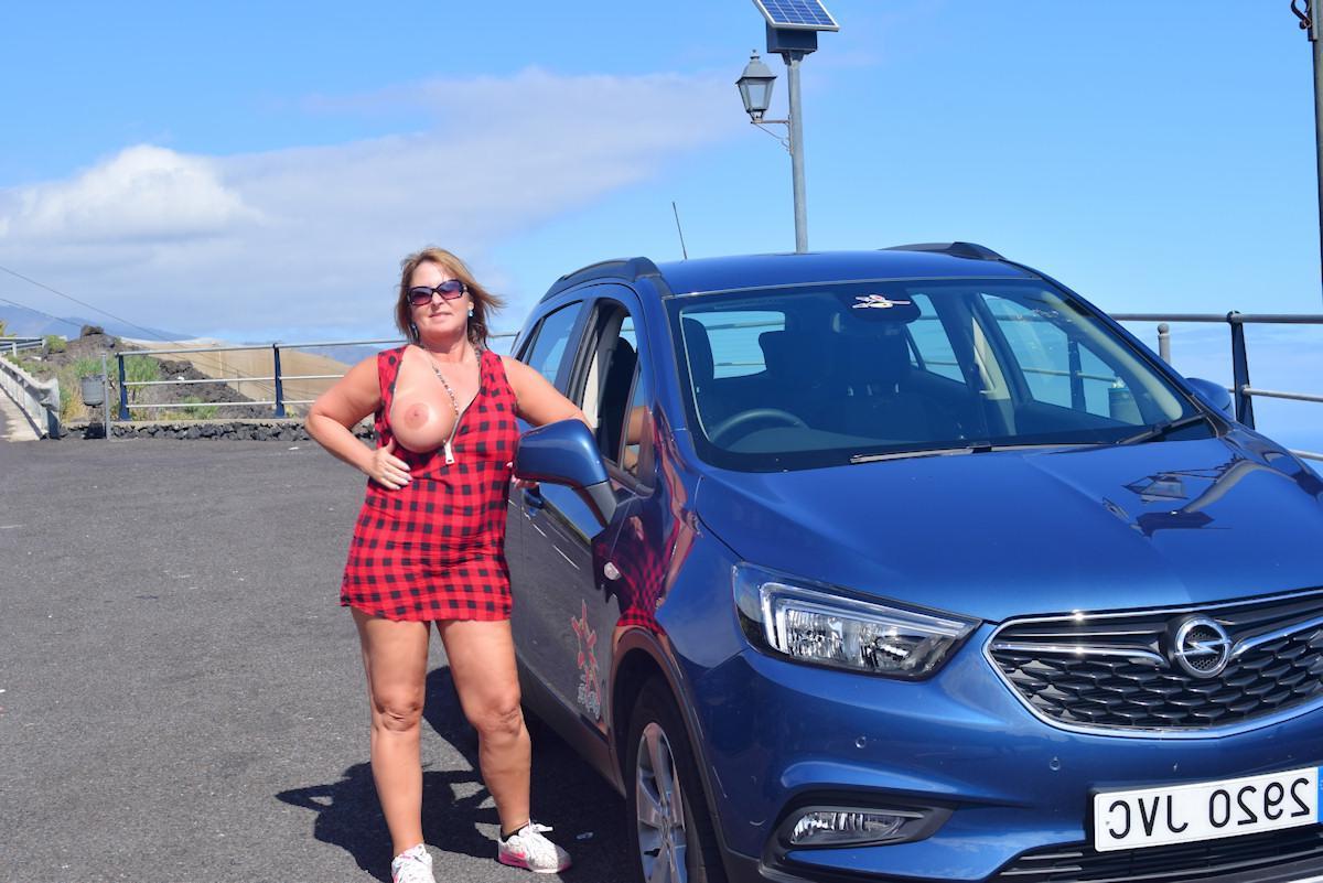 16P Une grosse mature se met nue sur une plage volcanique et dans une rue de la ville également