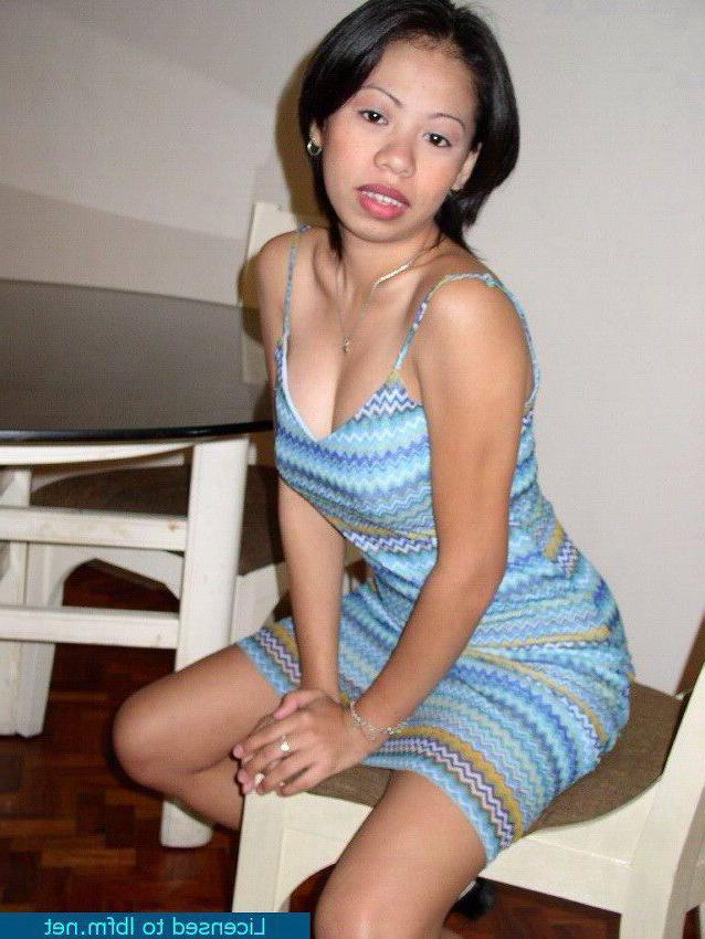 12P Une jeune fille asiatique fait ses débuts de mannequin nue sur une table de cuisine