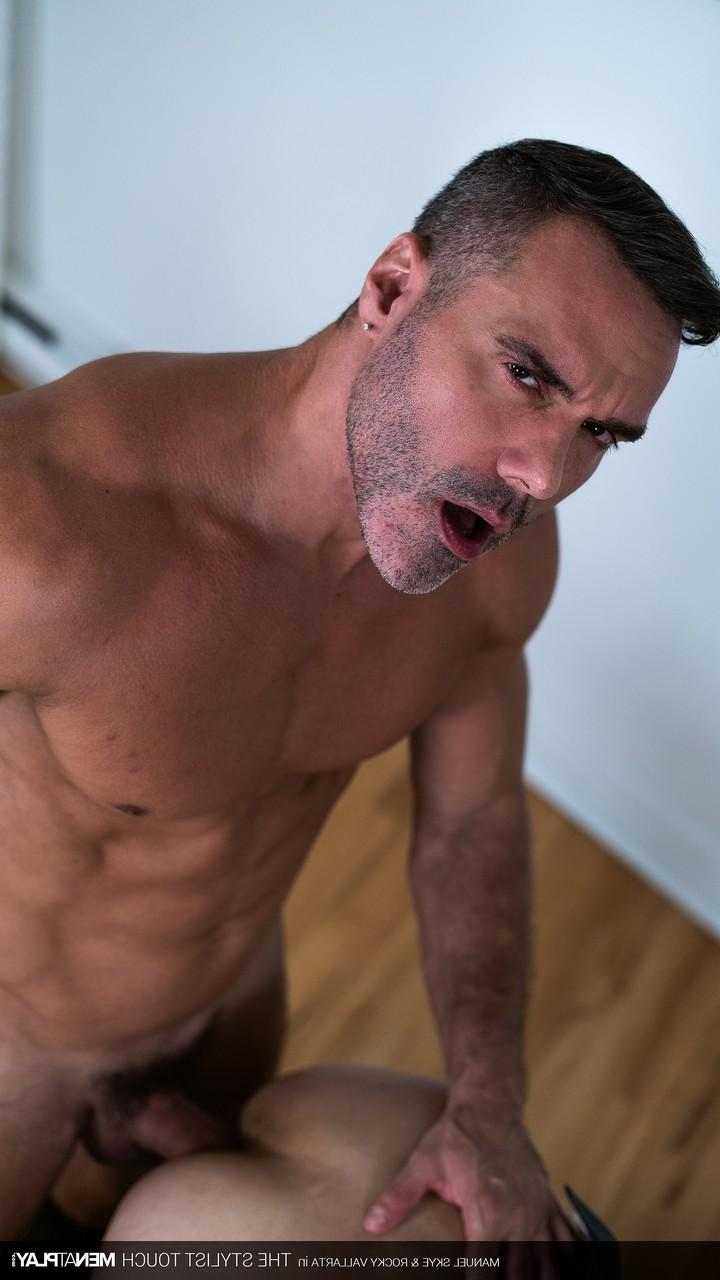 20P Le beau Manuel Skye baise son styliste gay Rocky Vallarta dans la bouche et le cul