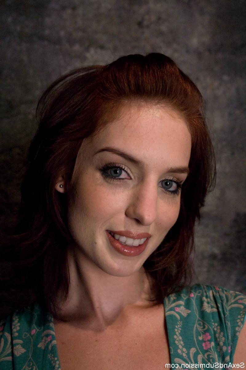 20P A linda esposa ruiva Riley Shy é amarrada e espancada em uma masmorra BDSM