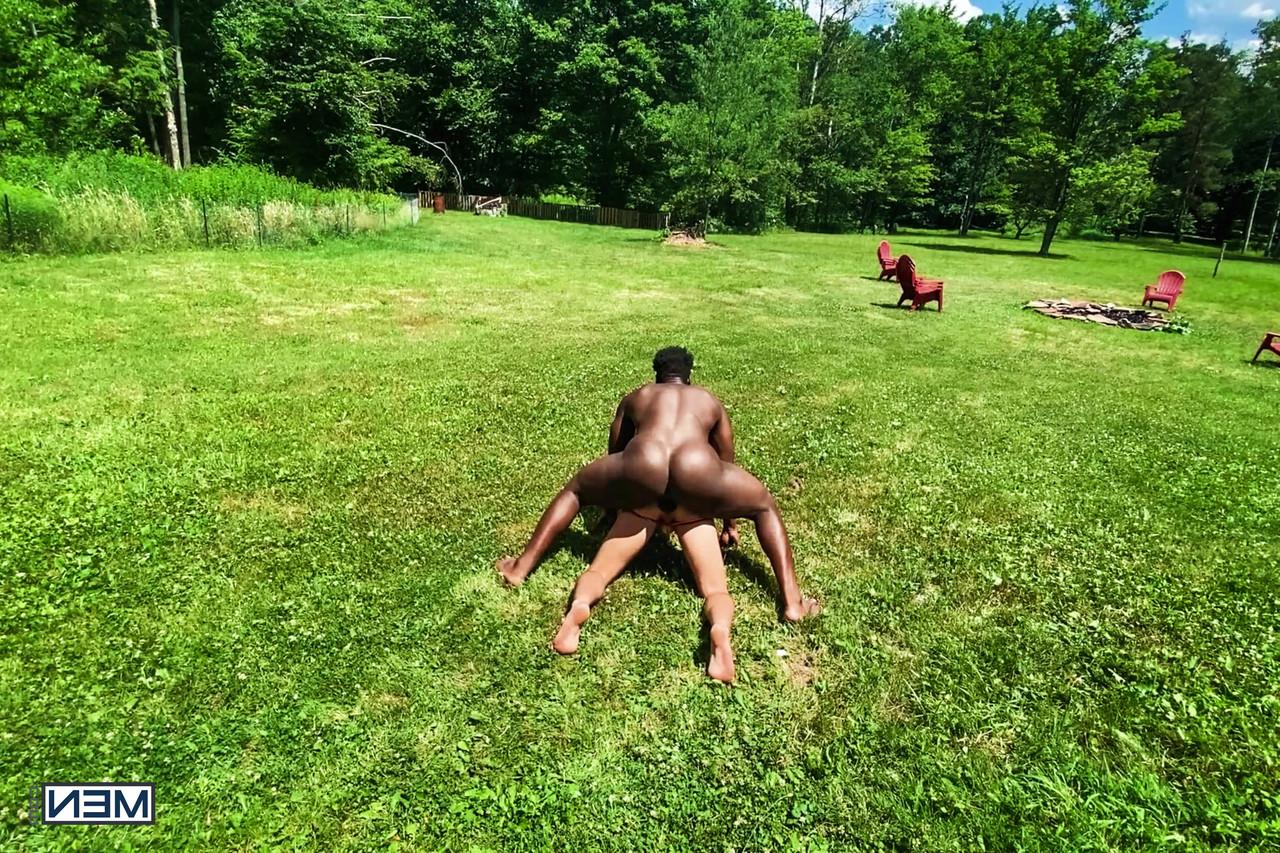 20P O gay negro Ty Shine fode um jovem gostoso depois de brincar com seu amor anal com um vegetariano