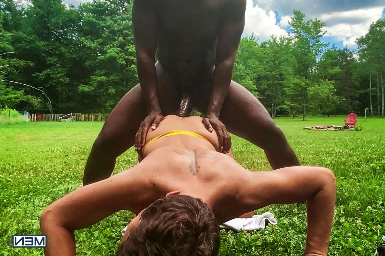 20P O gay negro Ty Shine fode um jovem gostoso depois de brincar com seu amor anal com um vegetariano