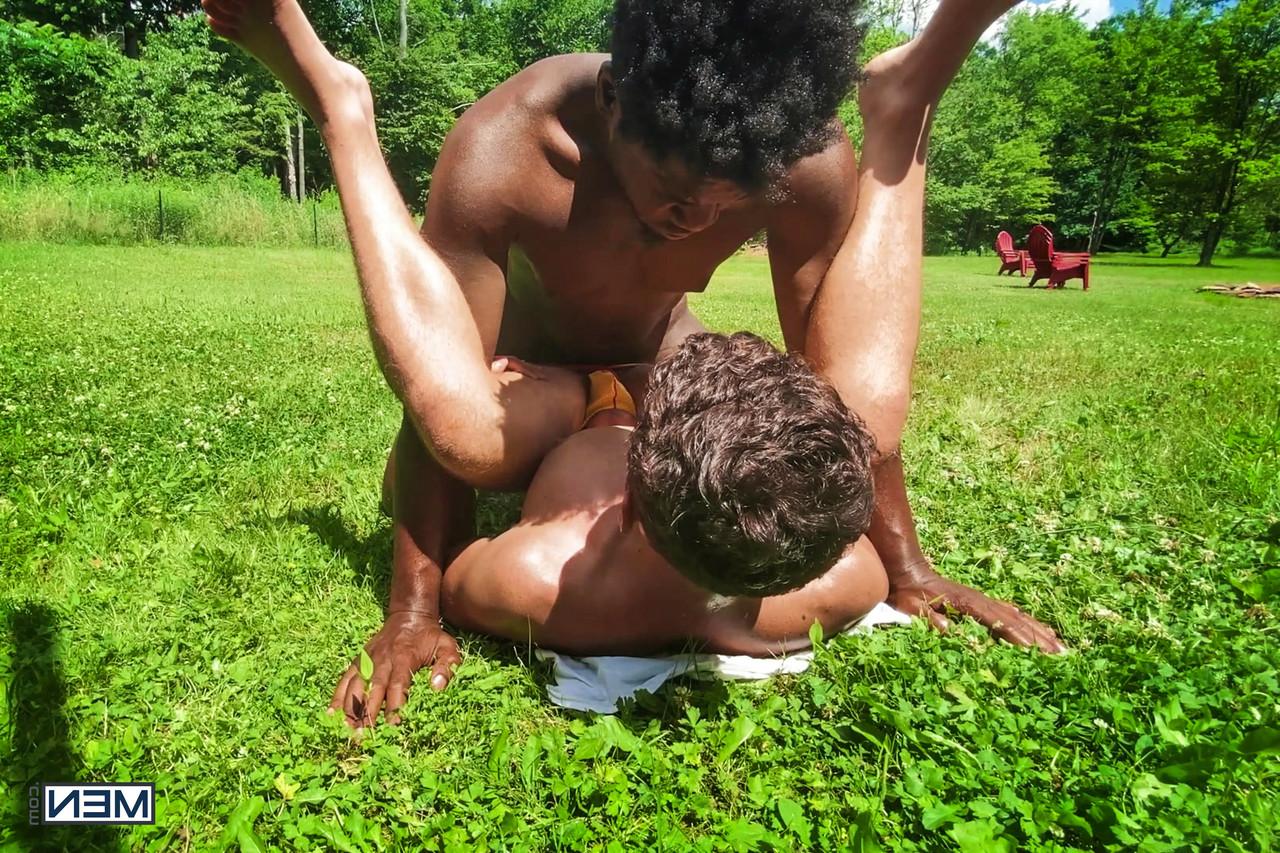 20P O gay negro Ty Shine fode um jovem gostoso depois de brincar com seu amor anal com um vegetariano