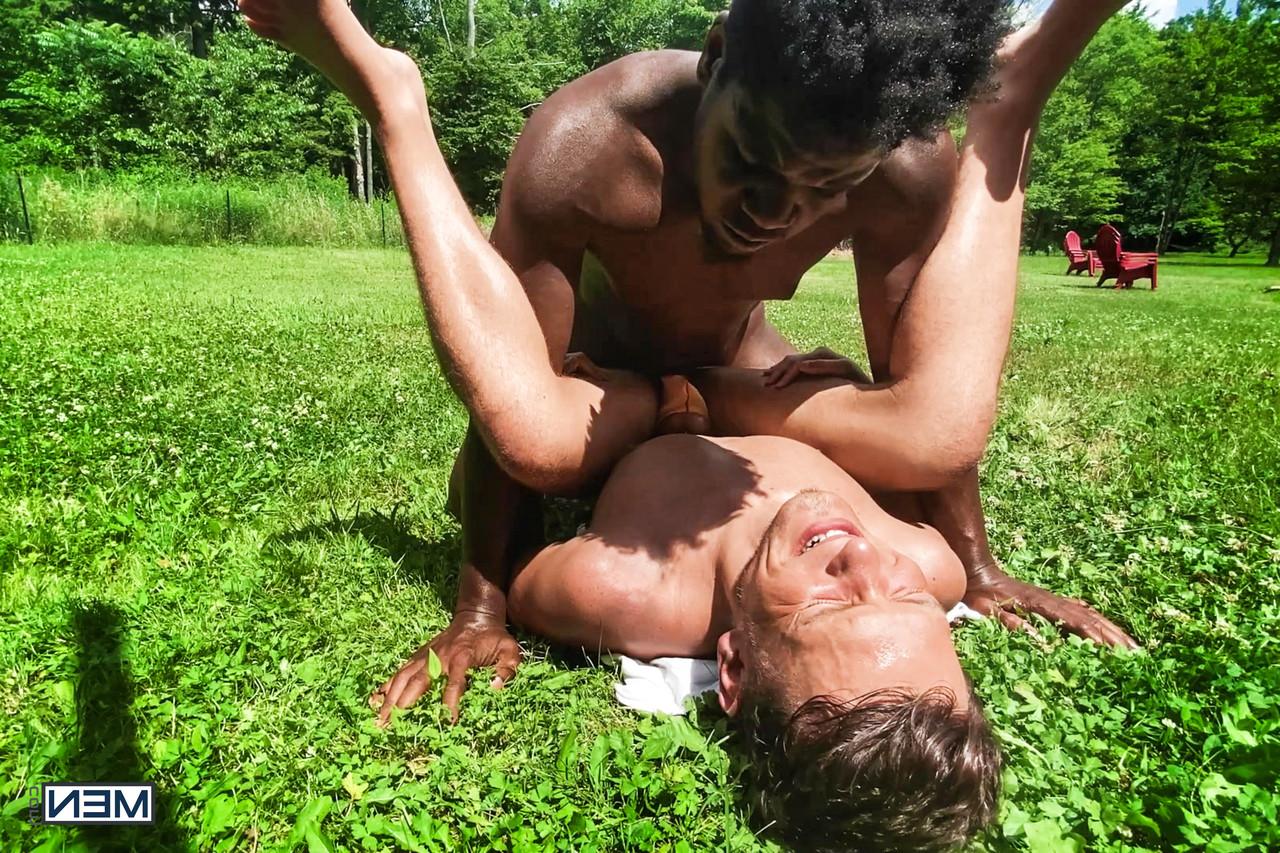 20P O gay negro Ty Shine fode um jovem gostoso depois de brincar com seu amor anal com um vegetariano