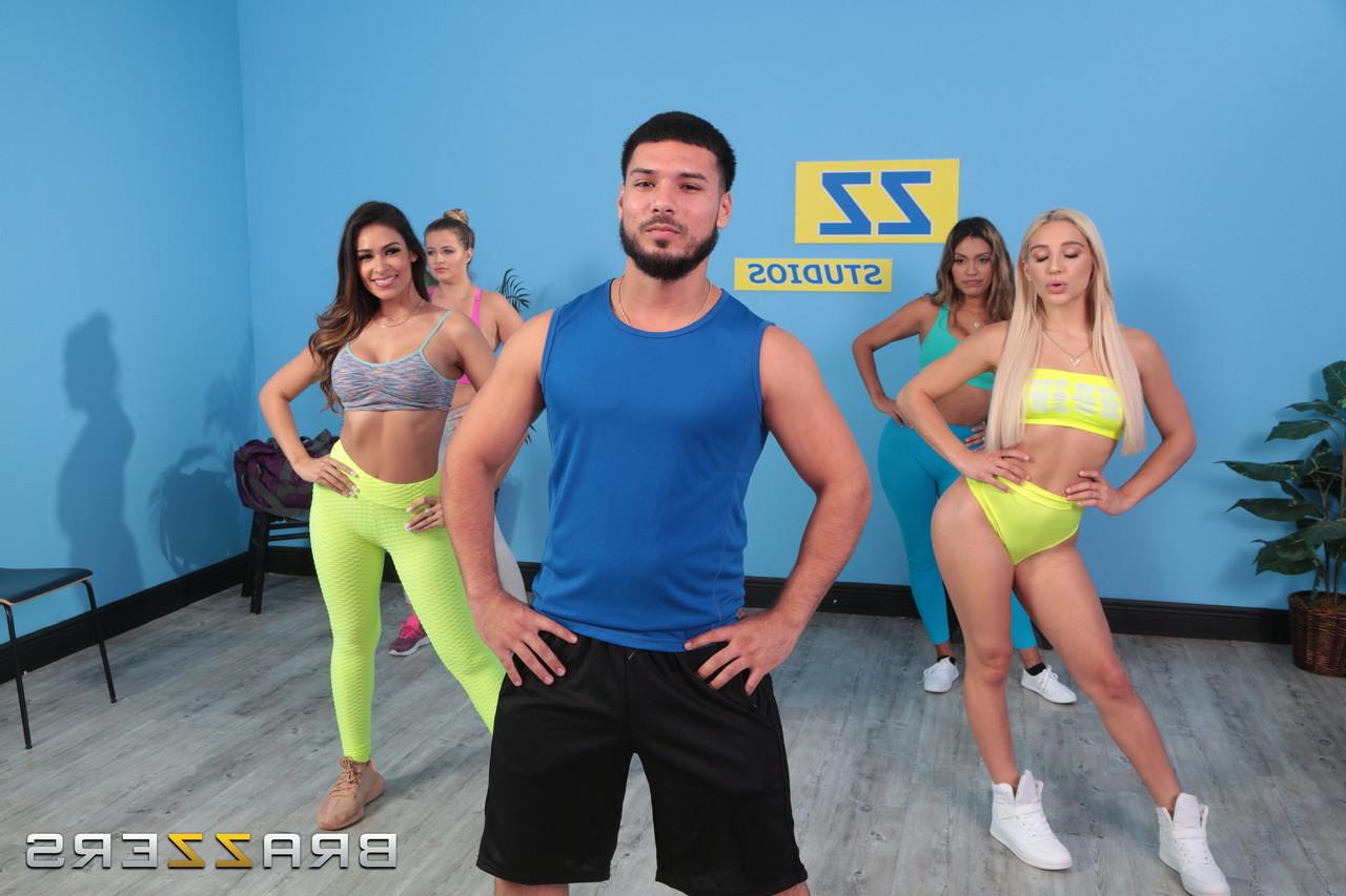20P Las curvas Abella Danger y Katana Kombat se lamen el coño