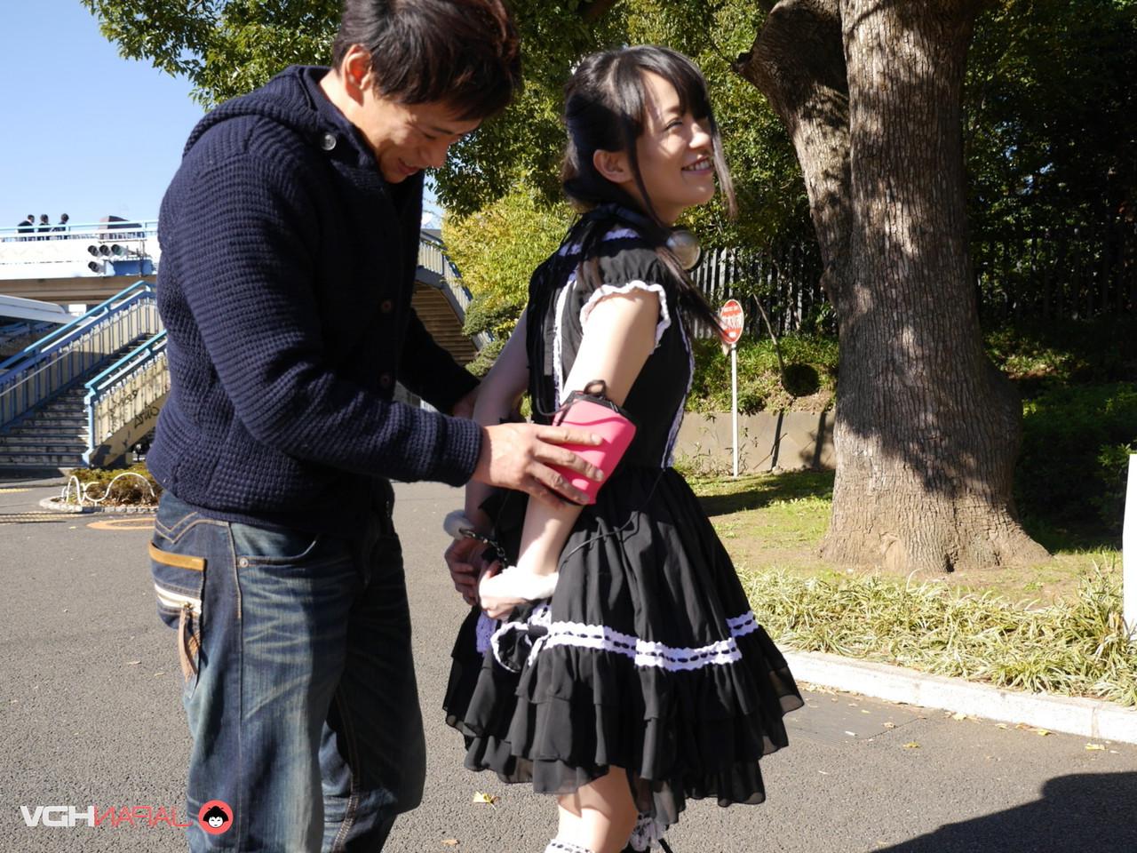 15P L'étudiante japonaise Yui Kyouno se promène avant de faire une fellation dans un véhicule.