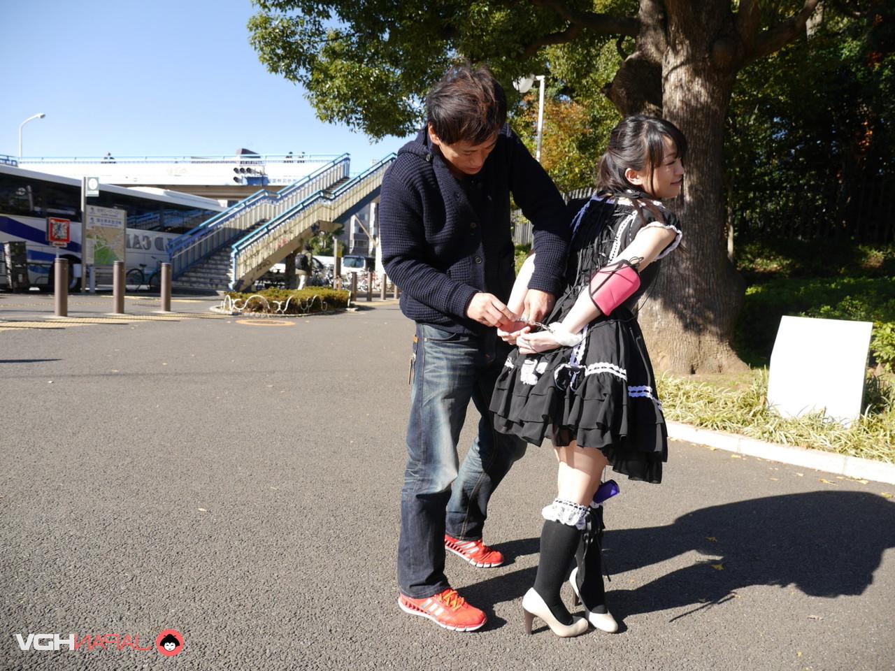 15P L'étudiante japonaise Yui Kyouno se promène avant de faire une fellation dans un véhicule.