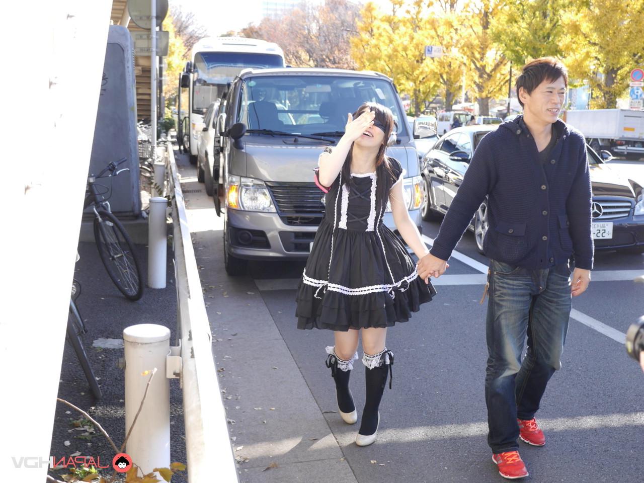15P L'étudiante japonaise Yui Kyouno se promène avant de faire une fellation dans un véhicule.