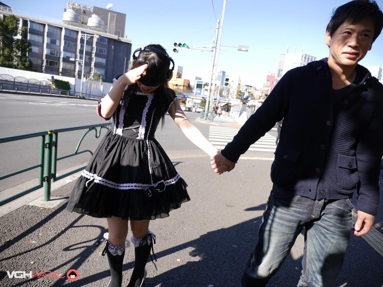 15P L'étudiante japonaise Yui Kyouno se promène avant de faire une fellation dans un véhicule.
