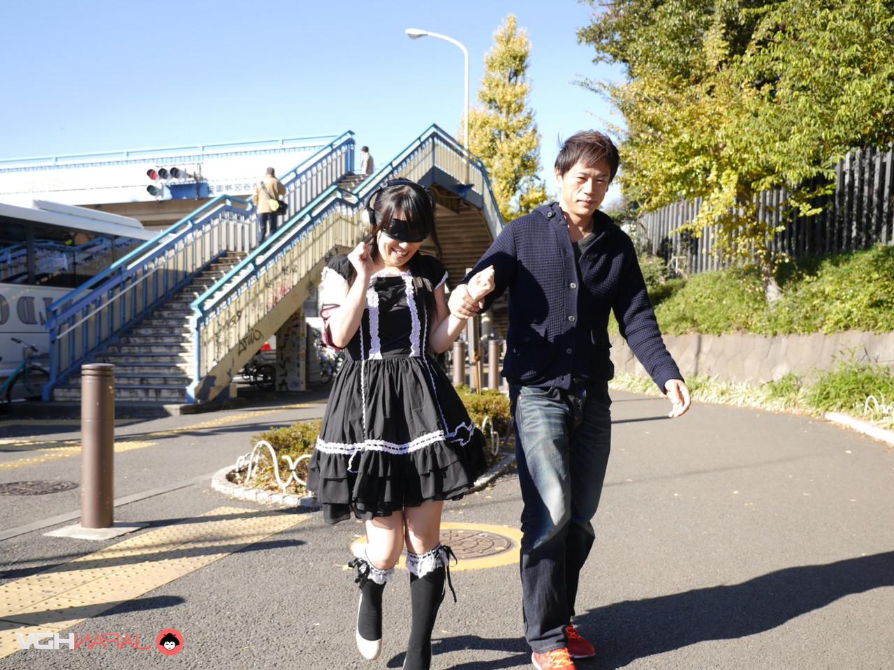 15P L'étudiante japonaise Yui Kyouno se promène avant de faire une fellation dans un véhicule.