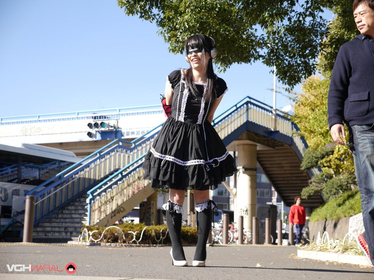 15P L'étudiante japonaise Yui Kyouno se promène avant de faire une fellation dans un véhicule.