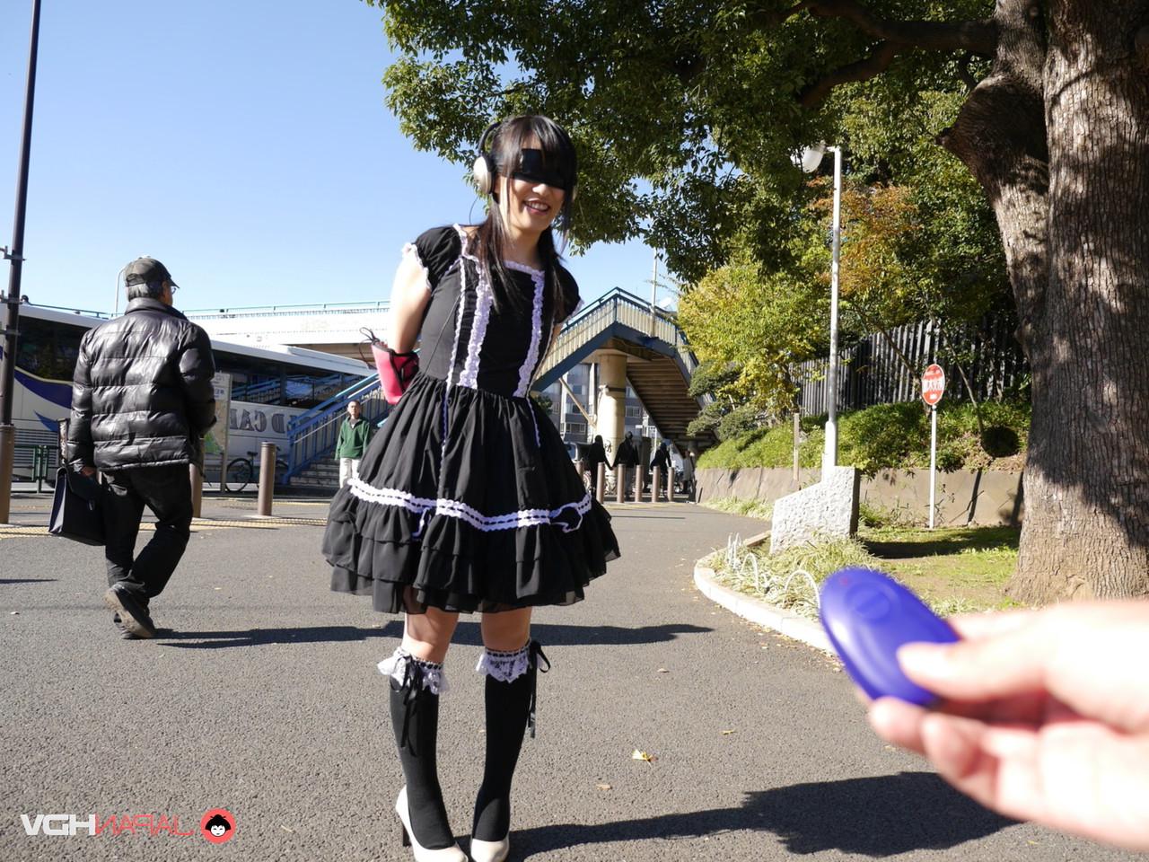 15P L'étudiante japonaise Yui Kyouno se promène avant de faire une fellation dans un véhicule.