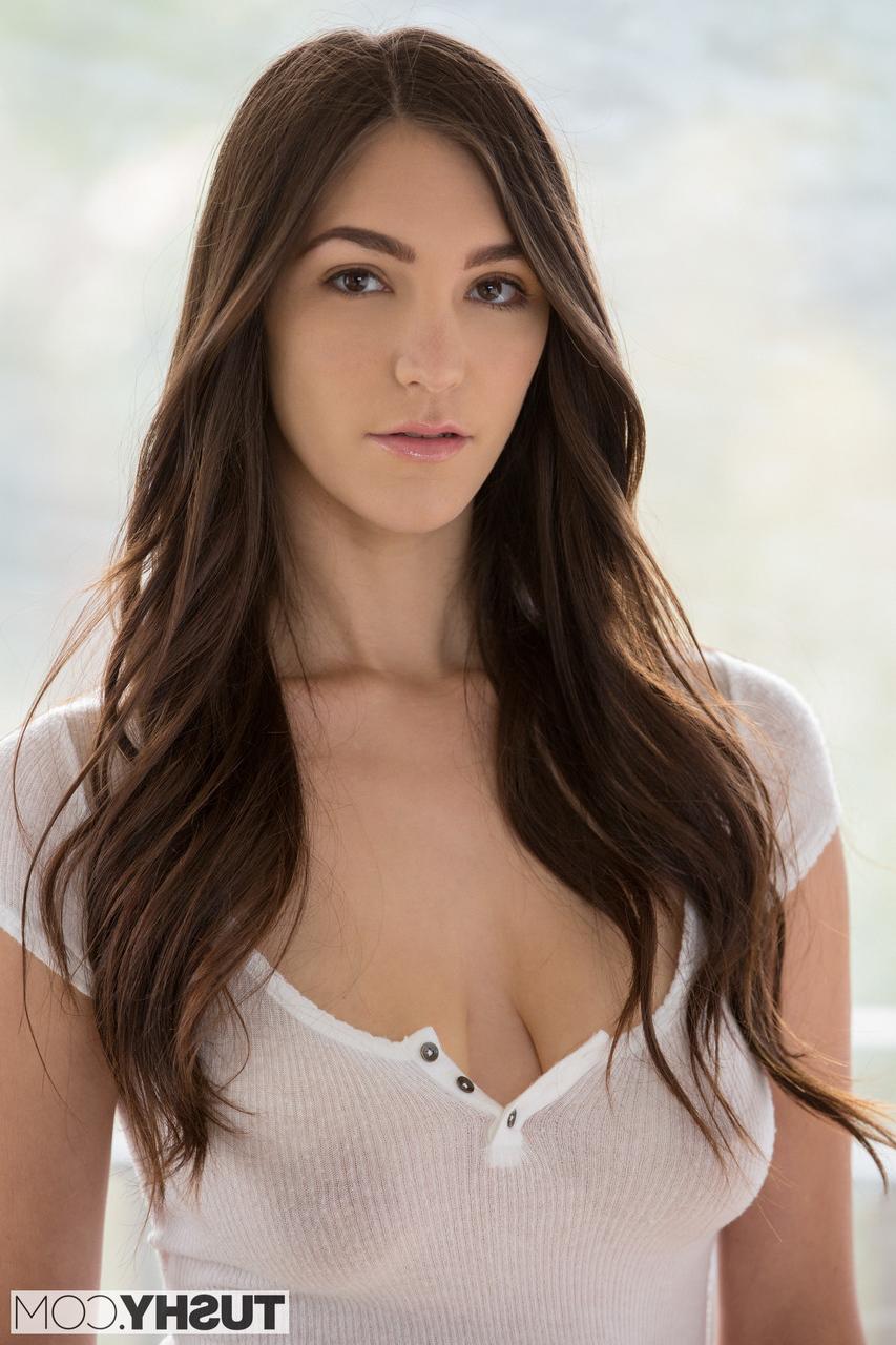 20P Impressionante estrela pornográfica com peitos grandes Holly Michaels leva um golpe forte no traseiro