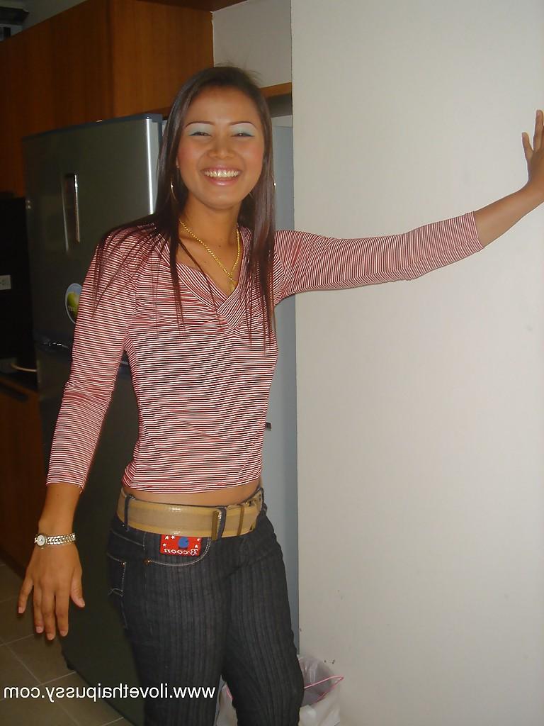 16P Sedutora asiática gata tirando a roupa e abrindo as pernas