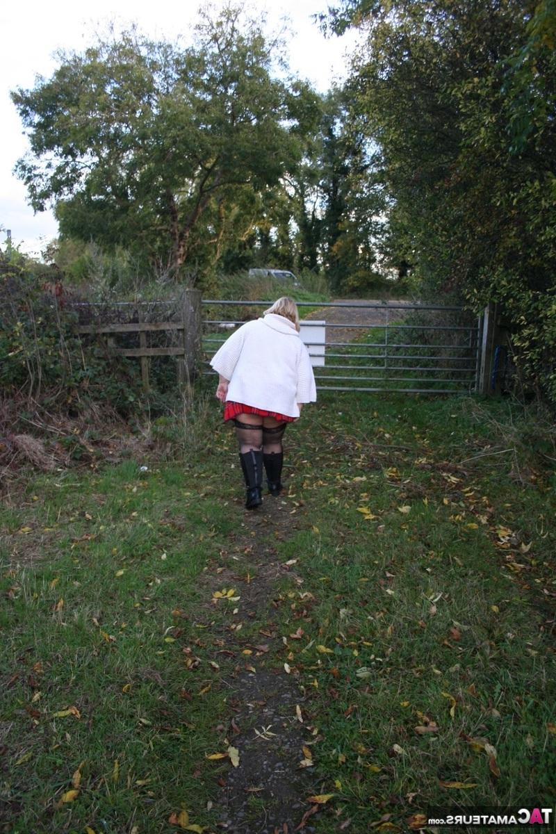 16P La obesa rubia británica Lexie Cummings fuma mientras exhibe en el campo