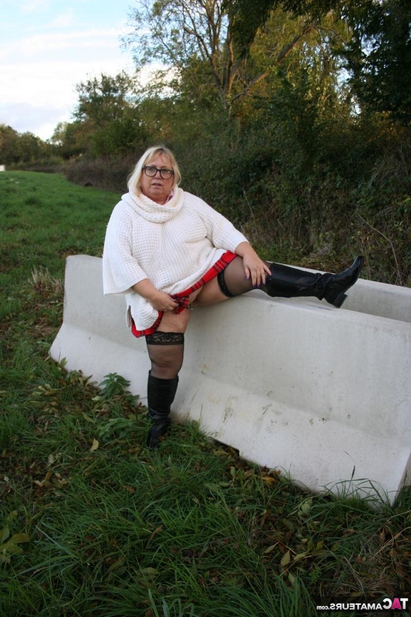 16P La obesa rubia británica Lexie Cummings fuma mientras exhibe en el campo