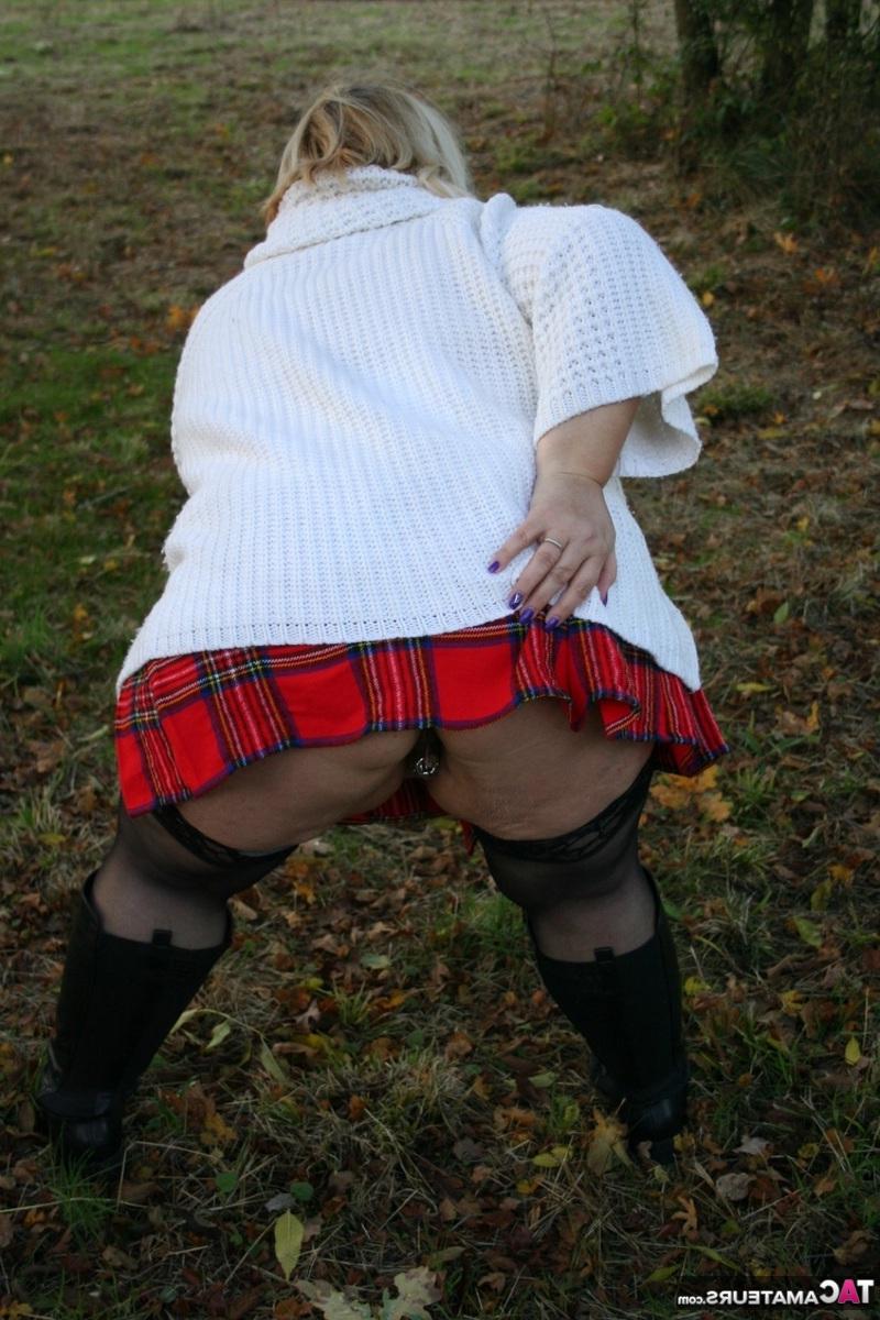 16P La obesa rubia británica Lexie Cummings fuma mientras exhibe en el campo