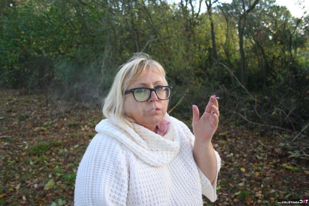 16P La obesa rubia británica Lexie Cummings fuma mientras exhibe en el campo