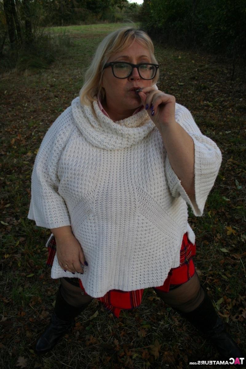 16P La obesa rubia británica Lexie Cummings fuma mientras exhibe en el campo
