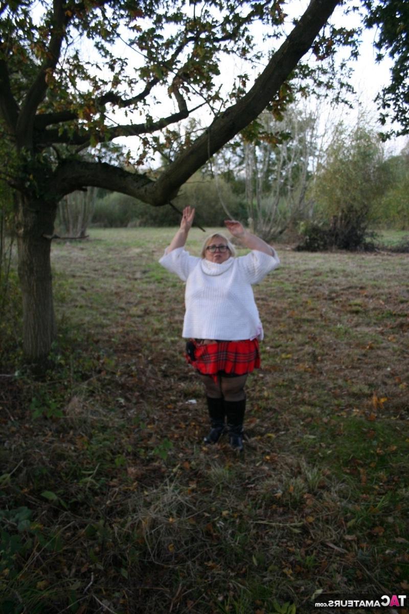 16P La obesa rubia británica Lexie Cummings fuma mientras exhibe en el campo