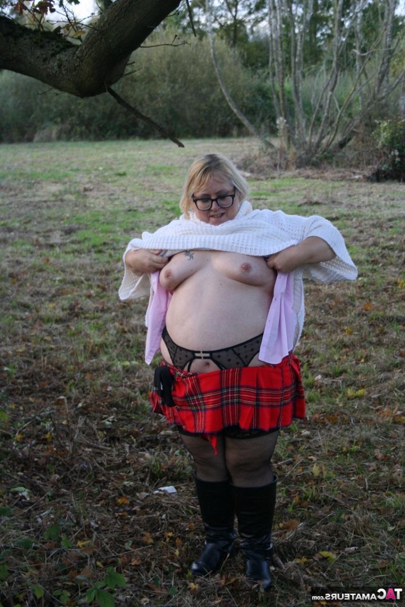 16P La obesa rubia británica Lexie Cummings fuma mientras exhibe en el campo